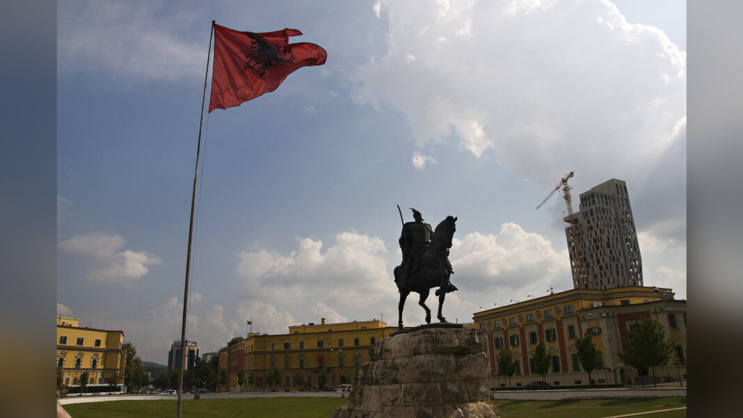 Reiterstandbild von Skanderbeg auf dem Skanderbeg-Platz in Tirana mit albanischer Flagge