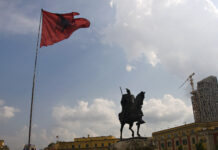 Reiterstandbild von Skanderbeg auf dem Skanderbeg-Platz in Tirana mit albanischer Flagge