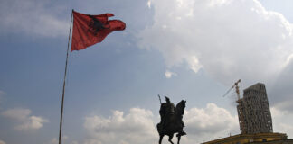 Reiterstandbild von Skanderbeg auf dem Skanderbeg-Platz in Tirana mit albanischer Flagge