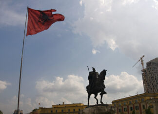 Reiterstandbild von Skanderbeg auf dem Skanderbeg-Platz in Tirana mit albanischer Flagge