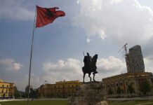 Reiterstandbild von Skanderbeg auf dem Skanderbeg-Platz in Tirana mit albanischer Flagge
