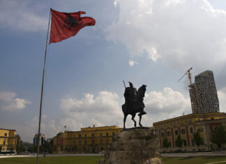 Auswandern nach Albanien: Aufenthalt, Steuern und Gründung Reiterstandbild von Skanderbeg auf dem Skanderbeg-Platz in Tirana mit albanischer Flagge