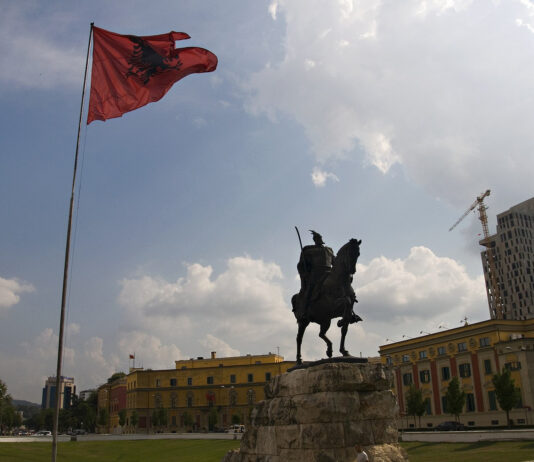Reiterstandbild von Skanderbeg auf dem Skanderbeg-Platz in Tirana mit albanischer Flagge