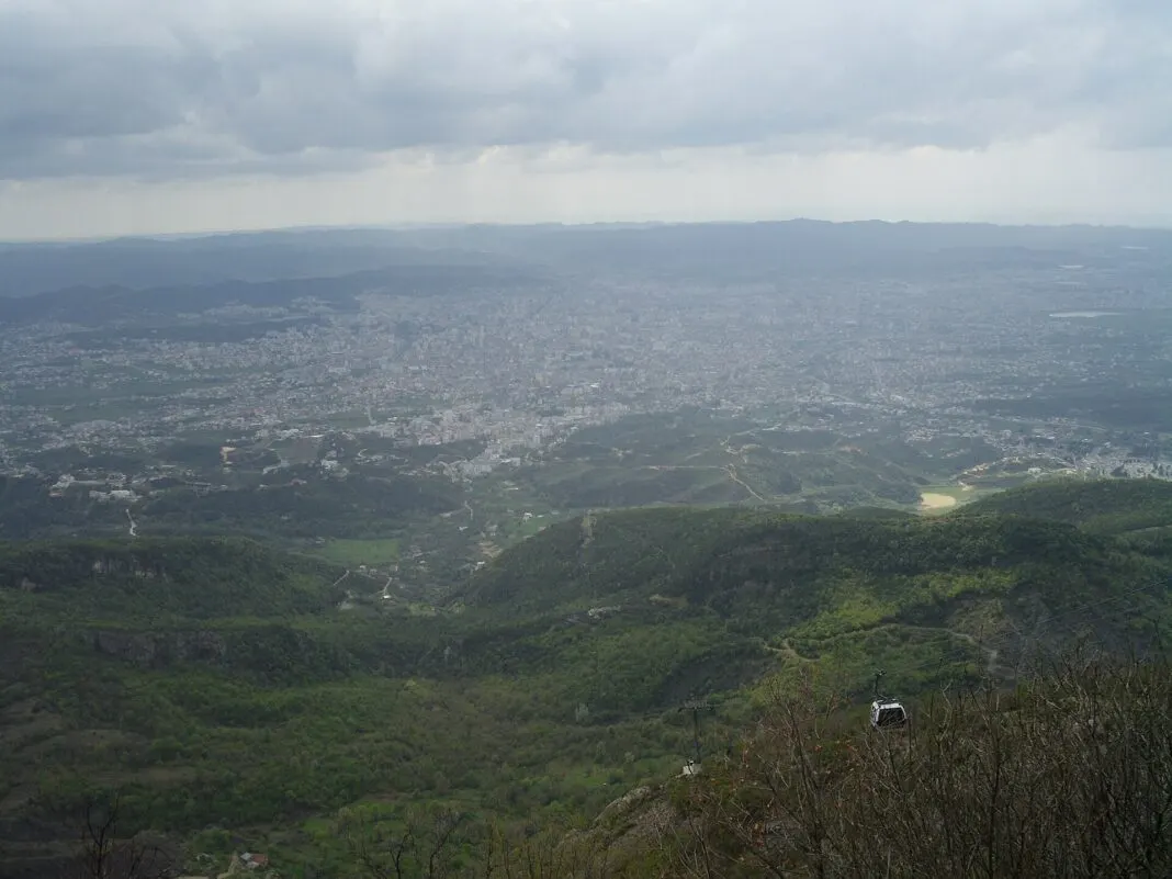 Blick vom Berg Dajti über die Stadt Tirana, rechts eine Gondel der Seilbahn