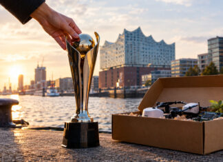 Start-up-Pokal neben Prototypen-Karton in der Hamburger HafenCity