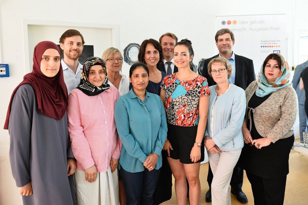 Asiye Yalcinkaya, Philipp Klotz (Land der Ideen), Mizgin Akpinar, Antje Möller (GRÜNE Hamburg), Mandeep Kaur, Lotte Erhorn, Oliver John (Deutsche Bank), Constanze Klotz, Mariola Scharfenberg, Maetin Hakverdi (Bundestagsabgeordneter SPD), Latifeh Peer-Zadah. (Copyright: Deutschland – Land der Ideen/Benjamin Hüllenkremer)