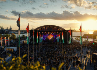 OMR Festival 2019 Großes Messegelände mit zentraler Bühne und vielen Silhouetten im Publikum bei warmem Licht.