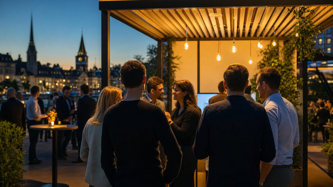 Gründerteam von hinten an einem Messe-Stand mit vielen Gästen in Zürich am Abend
