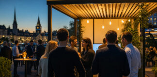 Gründerteam von hinten an einem Messe-Stand mit vielen Gästen in Zürich am Abend