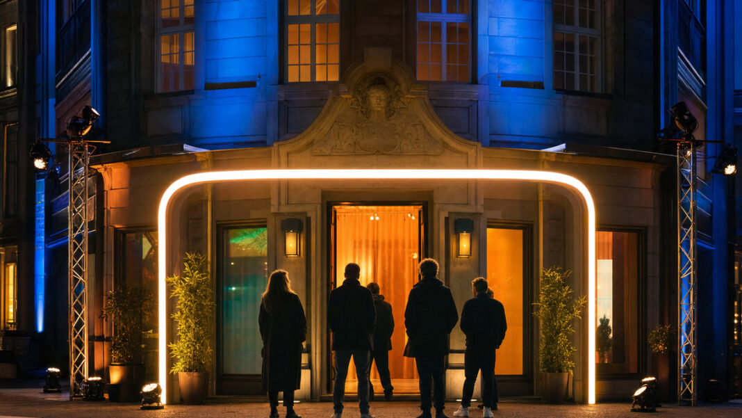Startupnight Berlin-Mitte bei Nacht Gruppe vor beleuchteter Berliner Hausfassade bei Nacht mit Eventlichtern