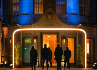 Startupnight 2019: The Only Night You Need Gruppe vor beleuchteter Berliner Hausfassade bei Nacht mit Eventlichtern