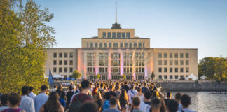 Berliner Funkhaus am Spreeufer mit Besucherstrom beim Tech-Festival