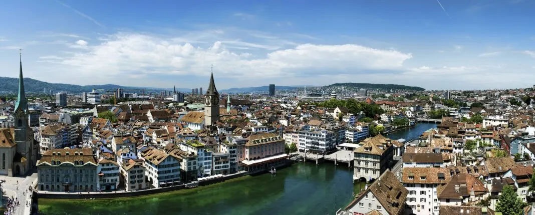 Panorama der Zürcher Altstadt mit Limmat vom Grossmünster aus gesehen