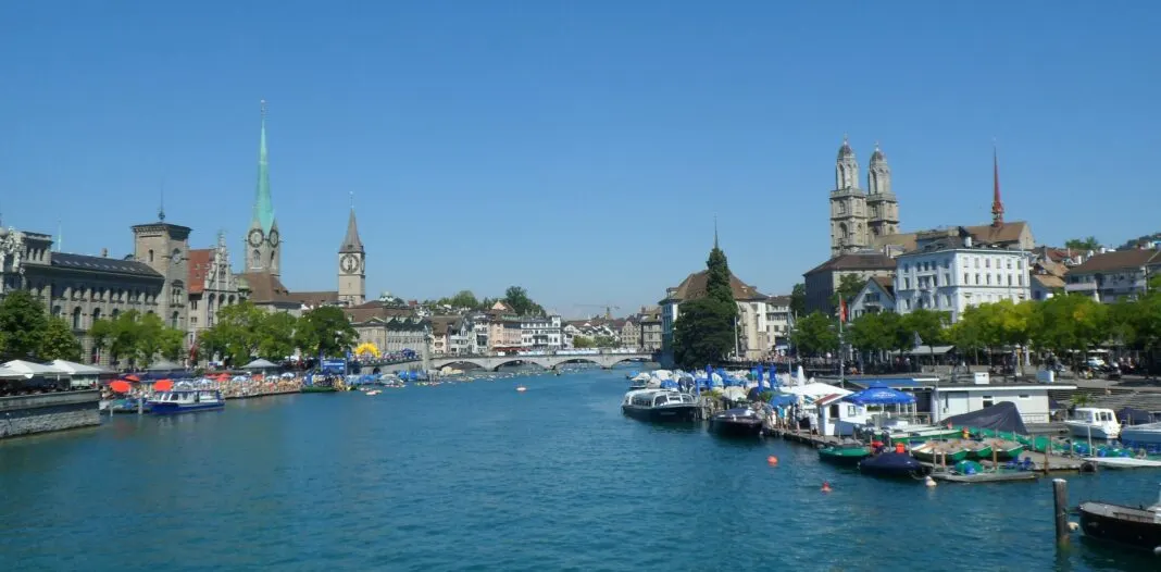 Blick über die Limmat auf Fraumünster und Grossmünster in Zürich