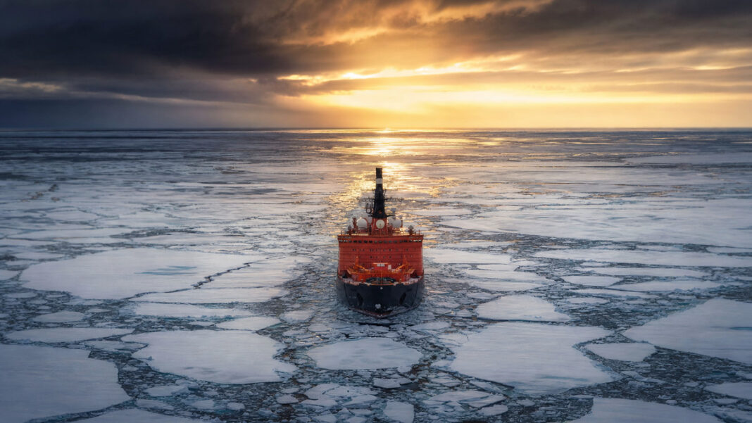 Polarwirbel-Arktis Eisbrecher durch brüchiges Packeis unter dramatischem Himmel in der Arktis