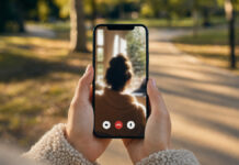 KW 21 | Gemeinnütziges Projekt AHOYly vernetzt Menschen während Corona durch Telefon- und Videoanrufe Hände halten ein Smartphone mit Videoanruf vor einem leeren Parkweg im Nachmittagslicht