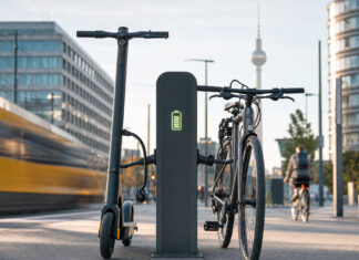 E-Scooter und Fahrrad an einer urbanen Mobilitätsstation im Morgenlicht
