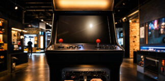 Arcade-Automat im Gaming-Showroom, zwei Hände stecken einen Controller an
