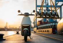 Startup News KW 09/22 | TIER Mobility expandiert nach Nordamerika Elektroroller werden im Hafen auf ein Frachtschiff verladen