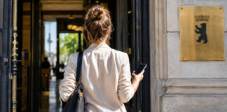 Gruenderin verlaesst ein Berliner Amtsgebaeude