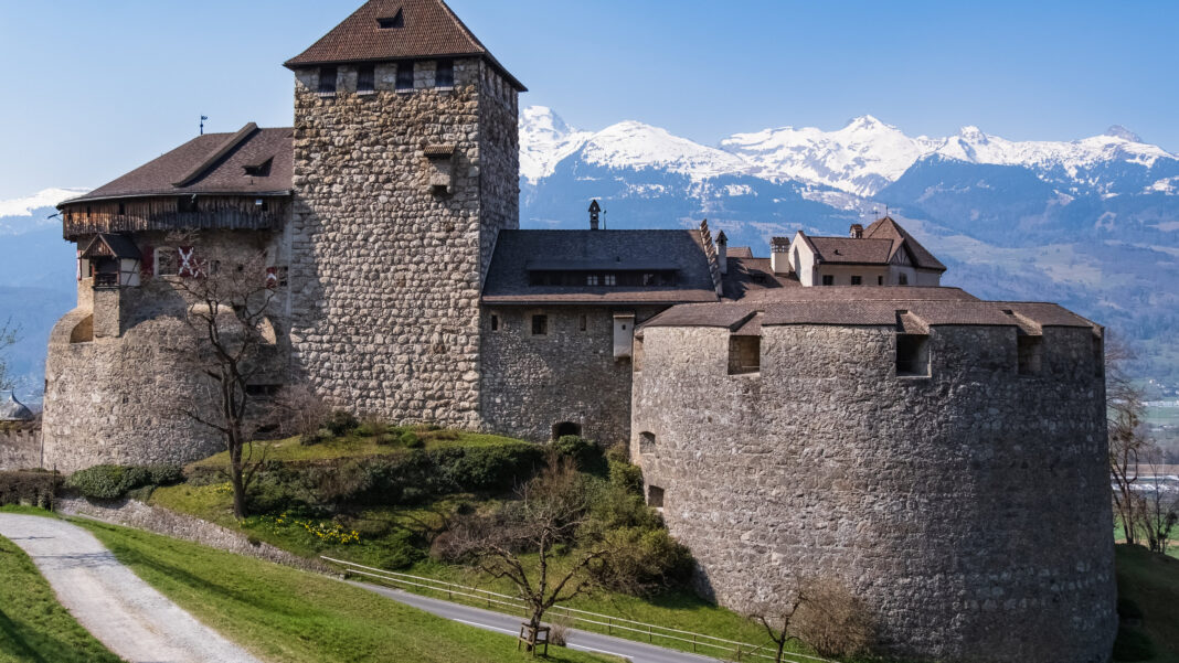 Schloss Vaduz, Residenz des Fürsten von Liechtenstein, vor verschneiten Alpengipfeln