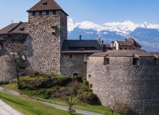 Schloss Vaduz, Residenz des Fürsten von Liechtenstein, vor verschneiten Alpengipfeln