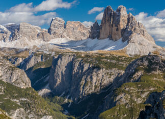 Die Drei Zinnen in den Sextner Dolomiten über dem Rienztal