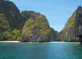 Kalksteininsel in der Bacuit-Bucht bei El Nido auf Palawan mit türkisfarbenem Wasser