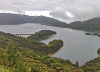 Der Kratersee Lagoa do Fogo inmitten grüner Vulkanhänge auf São Miguel