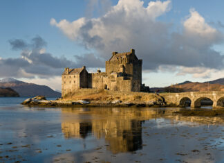 Die Burg Eilean Donan auf ihrer Insel im Loch Duich mit Steinbrücke in den Highlands