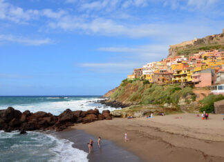 Das Bergstädtchen Castelsardo mit bunten Häusern und Burg über dem Meer an der Nordküste Sardiniens