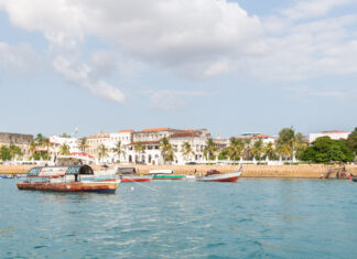 Die Uferfront von Stone Town mit Booten im Hafen von Sansibar