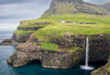 Auswandern auf die Färöer Inseln: Aufenthalt, Steuern und Alltag im Nordatlantik Der Wasserfall Múlafossur stürzt bei Gásadalur von der Klippe ins Meer