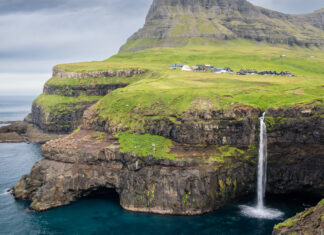 Der Wasserfall Múlafossur stürzt bei Gásadalur von der Klippe ins Meer