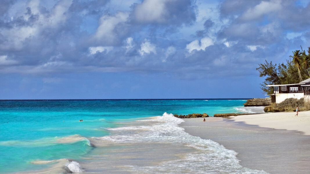 Weißer Sandstrand mit türkisfarbener Brandung an der Küste von Barbados