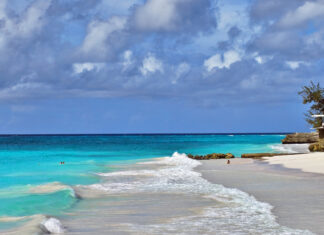 Weißer Sandstrand mit türkisfarbener Brandung an der Küste von Barbados