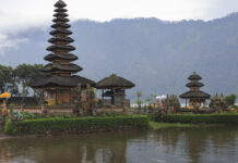 Indonesien auswandern: Schritt-für-Schritt zum neuen Leben im Inselstaat Der Wassertempel Pura Ulun Danu Bratan mit seinen Pagoden am Bratan-See auf Bali