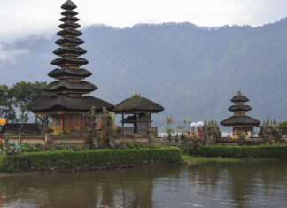 Der Wassertempel Pura Ulun Danu Bratan mit seinen Pagoden am Bratan-See auf Bali