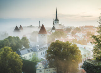 Die Tallinner Altstadt im Morgennebel bei Sonnenaufgang