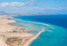 Auswandern nach Fuerteventura – Leben auf der „Insel der Träume“ Luftbild der Lagune an der Playa de Sotavento mit türkisfarbenem Wasser und Sandbank