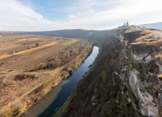 Das Höhlenkloster Orheiul Vechi über der Flussschleife des Răut