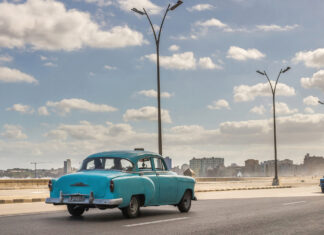 Ein Oldtimer auf der Uferstraße Malecón in Havanna