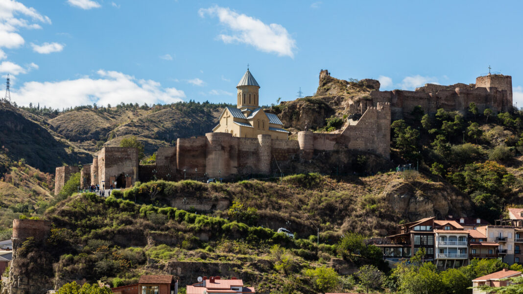 Die Festung Narikala mit der Nikolauskirche über der Altstadt von Tiflis