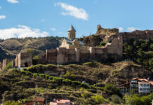Auswandern Tiflis: Leben, Kosten und Steuern in Georgiens Hauptstadt Die Festung Narikala mit der Nikolauskirche über der Altstadt von Tiflis