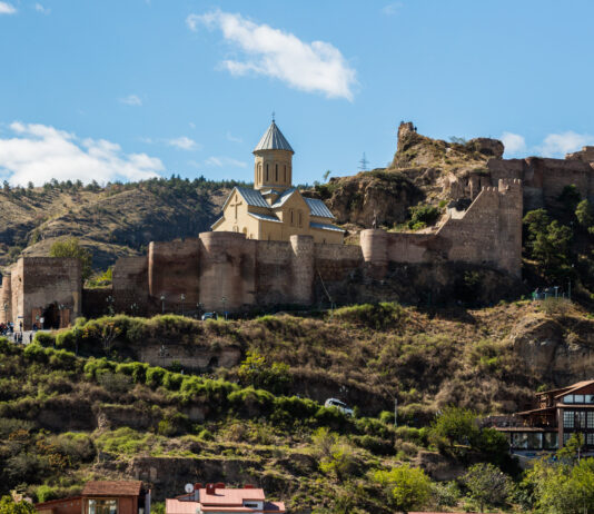 Die Festung Narikala mit der Nikolauskirche über der Altstadt von Tiflis
