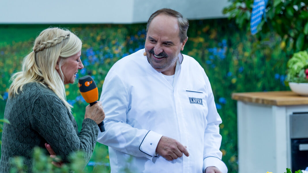 Johann Lafer im weißen Kochjackett beim ZDF-Fernsehgarten 2025