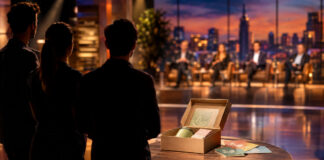 Silhouetten vor Fernsehkulisse mit geöffneten Produktboxen und Deal-Karten im Studiolicht