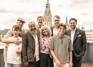Gruppenfoto der Gründungsmitglieder von W3ltfrieden e.V. mit dem Hamburger Rathaus im Hintergrund