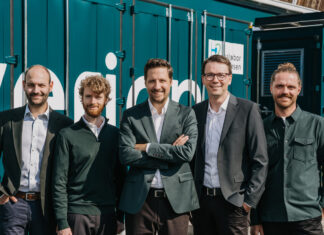 Die fünf Gründer von Reverion stehen vor einem Brennstoffzellenkraftwerk im Container