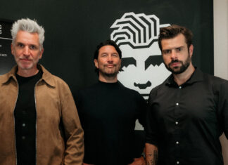 Die drei Don-Quiff-Gründer Robert Tarquini, Max Kögl und Klaus Laimer stehen vor dem Markenlogo